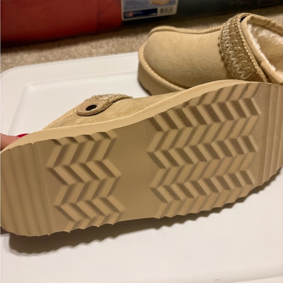 Cozy Beige Fleece Slippers - Picture 3 of 7